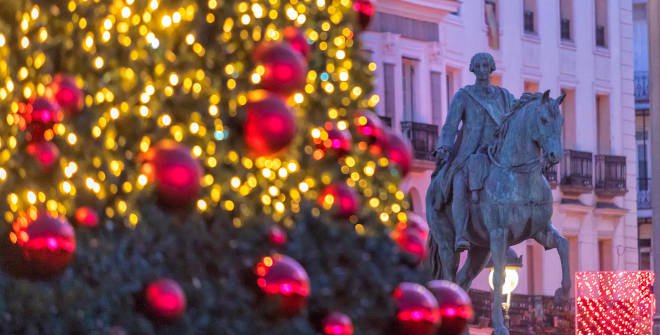 estatua_carlos_iii_puerta_del_sol_navidad_madrid_2024 Iluminación navideña de la Puerta del Sol de Madrid durante la Navidad de 2024 con la estatua de Carlos III al fondo. © Madrid Destino.