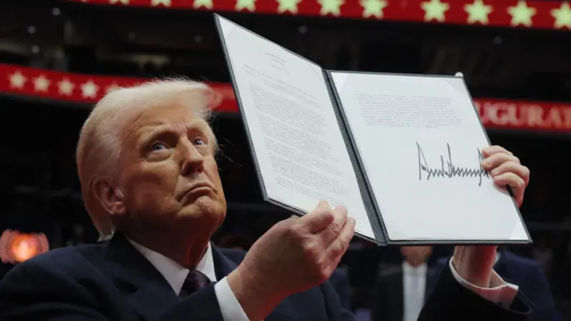 DONALD_TRUMP Trump firma sus primeras órdenes ejecutivas en un estadio ante miles de sus seguidores.