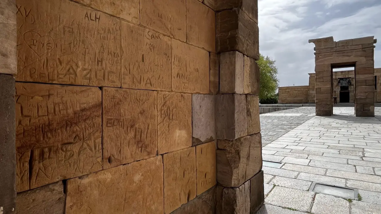 DEBOD2_piedras_vandalizadas_EP. Marcas vandálicas de los años 80 en uno de los muros del Templo de Debod, Madrid. Foto Europa Press.