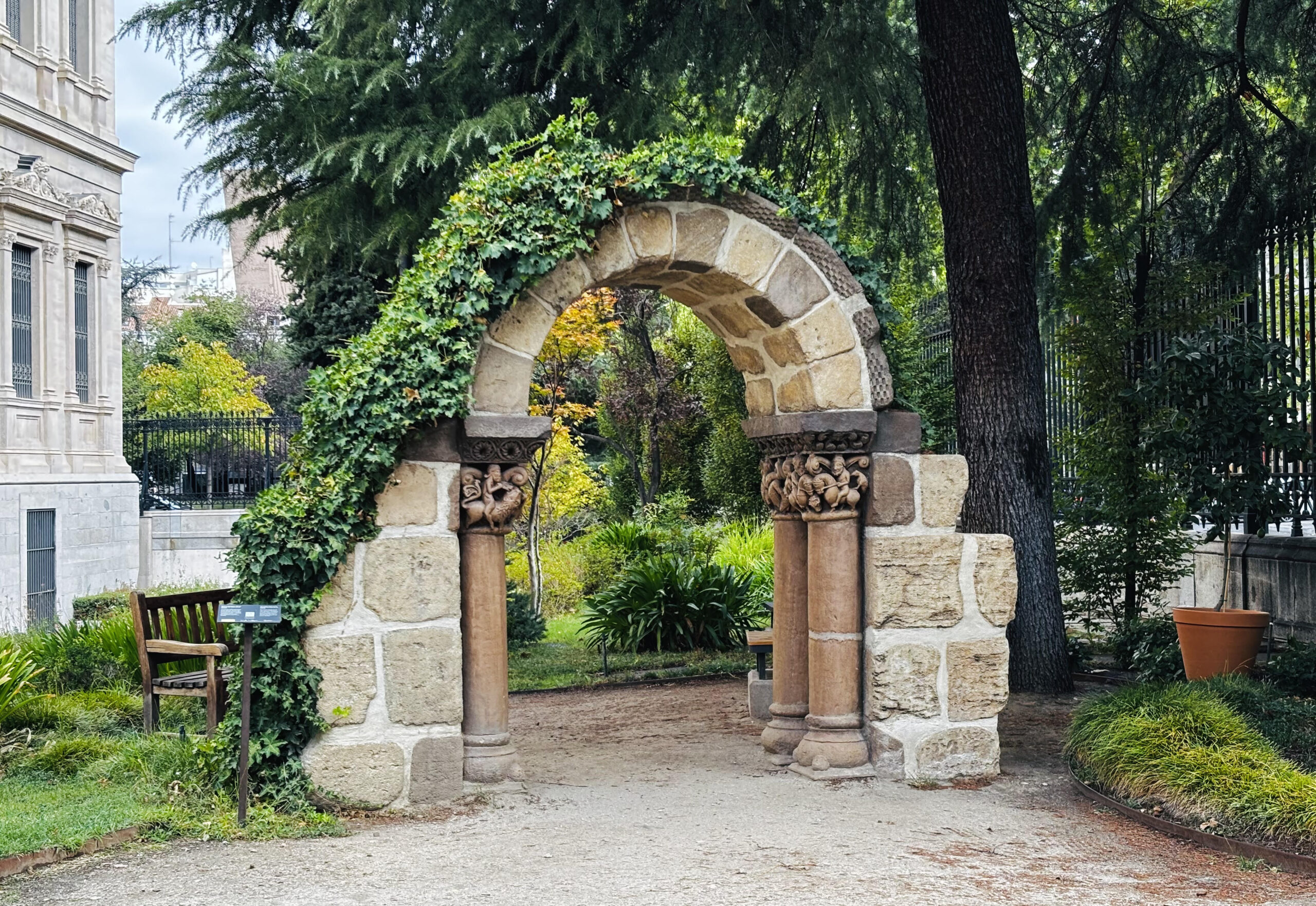 MAN_BLOG Réplica del arco románico instalado en el jardín del Museo Arqueológico Nacional (MAN) procedente del Monasterio de San Pedro de las Dueñas (Sahagún, León), cuya pieza auténtica se custodia en el interior del propio museo.